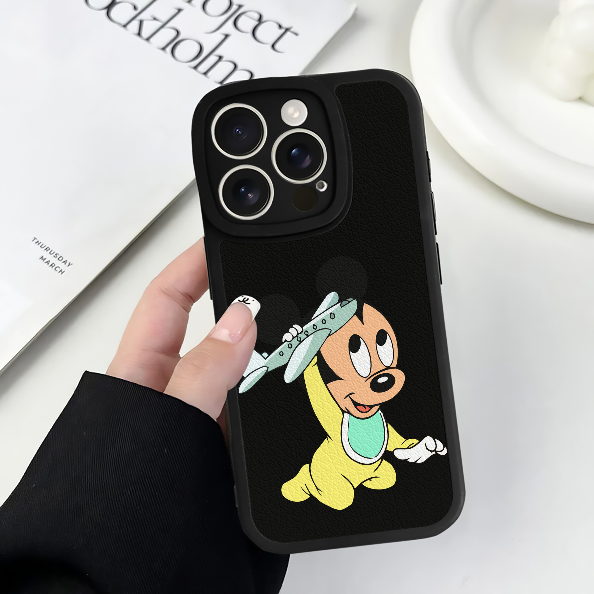 （画像用） ミッキーマウス Mickey Mouse 【iPhone 16シリーズ対応】シリコンスマホケース（レザー調） 材質：シリコン